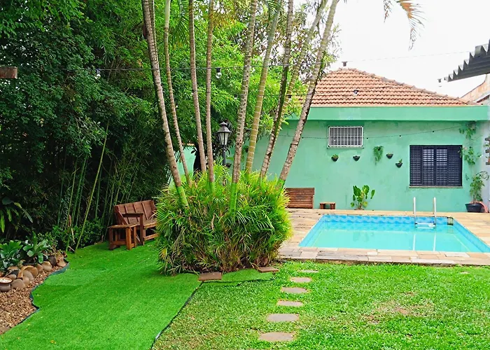 Open House Timboré, Casa com espaço gourmet, churrasqueira, quarto casal, mais 1 quarto com 2 treliches acomoda 6 pessoas, piscina, espaço familiar e aconchegante, próximo ao aeroporto São Paulo